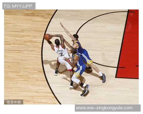 内史密斯表现稳健贡献12分关键时刻三分球助力球队胜利